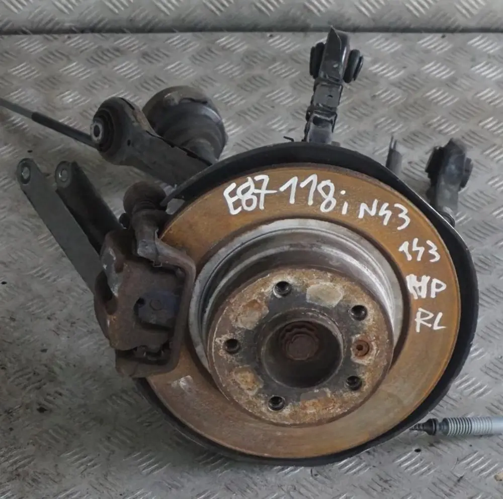 N43 Rear Left Spring Strut Leg Brake Suspension Hub para BMW E87 118i con número de pieza 6774809 BMW E87 118i N43 Rear Left Spring Strut Leg Brake Suspension Hub - SKU 6774809-23 - Número de pieza 6774809