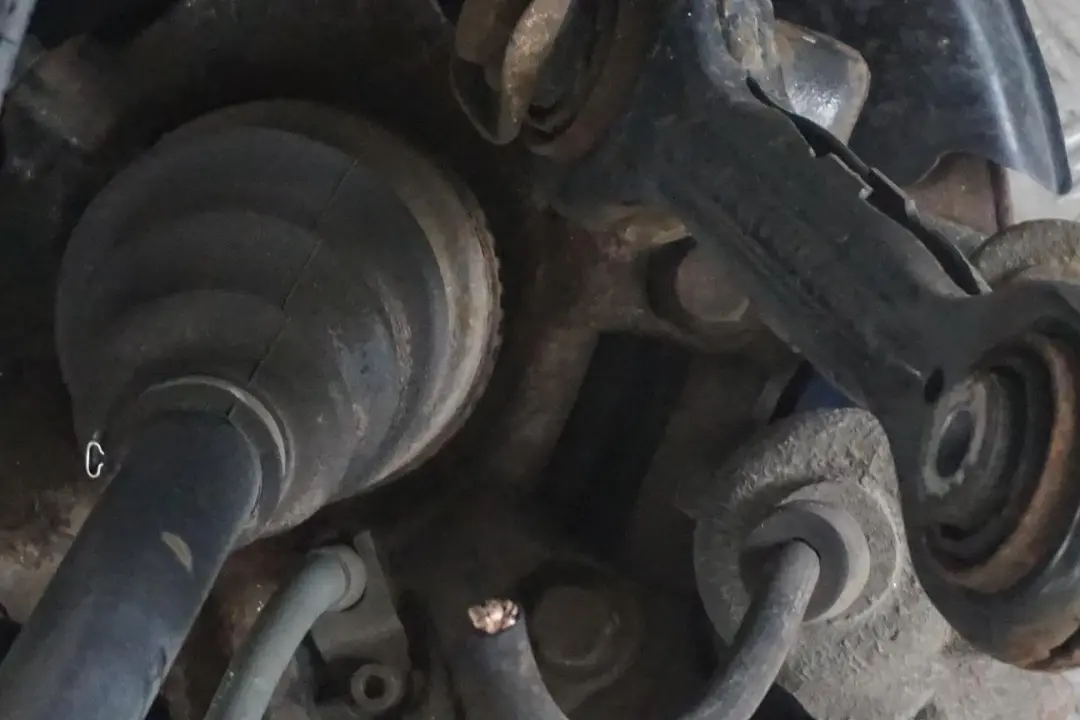 N43 Rear Left Spring Strut Leg Brake Suspension Hub para BMW E87 118i con número de pieza 6774809 BMW E87 118i N43 Rear Left Spring Strut Leg Brake Suspension Hub - SKU 6774809-23 - Número de pieza 6774809