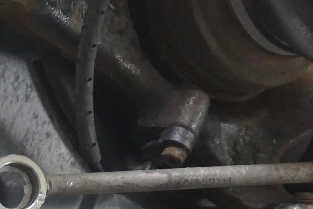 N43 Rear Left Spring Strut Leg Brake Suspension Hub para BMW E87 118i con número de pieza 6774809 BMW E87 118i N43 Rear Left Spring Strut Leg Brake Suspension Hub - SKU 6774809-23 - Número de pieza 6774809