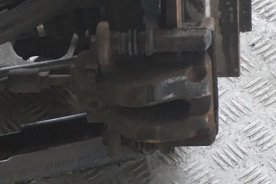 N43 Zwrotnica Półoś Lewy Tył 143HP do BMW E87 118i o numerze 6774809 BMW E87 118i N43 Zwrotnica Półoś Lewy Tył 143HP - SKU 6774809-23 - Numer Części 6774809