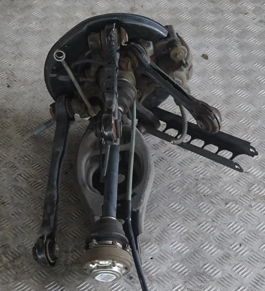 N43 Rear Left Spring Strut Leg Brake Suspension Hub para BMW E87 118i con número de pieza 6774809 BMW E87 118i N43 Rear Left Spring Strut Leg Brake Suspension Hub - SKU 6774809-23 - Número de pieza 6774809