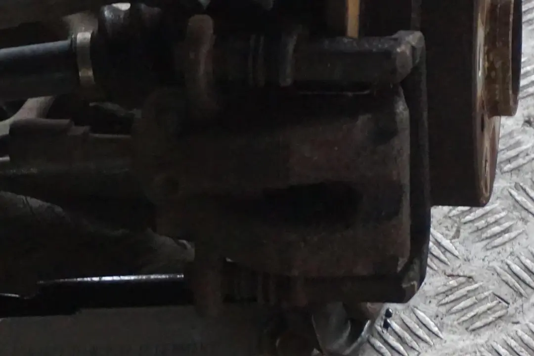 BMW 1 E87 118d M47N2 Abtriebswelle Schwenklager Bremssattel Bremse Hinten Links - SKU 6774809-25 - Teilenummer 6774809