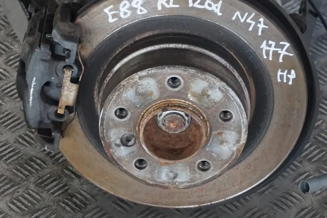 N47 Trasero Izquierdo Suspension Pierna Eje Freno Disco para BMW E88 Cabrio 120d con número de pieza 6774809 BMW E88 Cabrio 120d N47 Trasero Izquierdo Suspension Pierna Eje Freno Disco - SKU 6774809-4 - Número de pieza 6774809