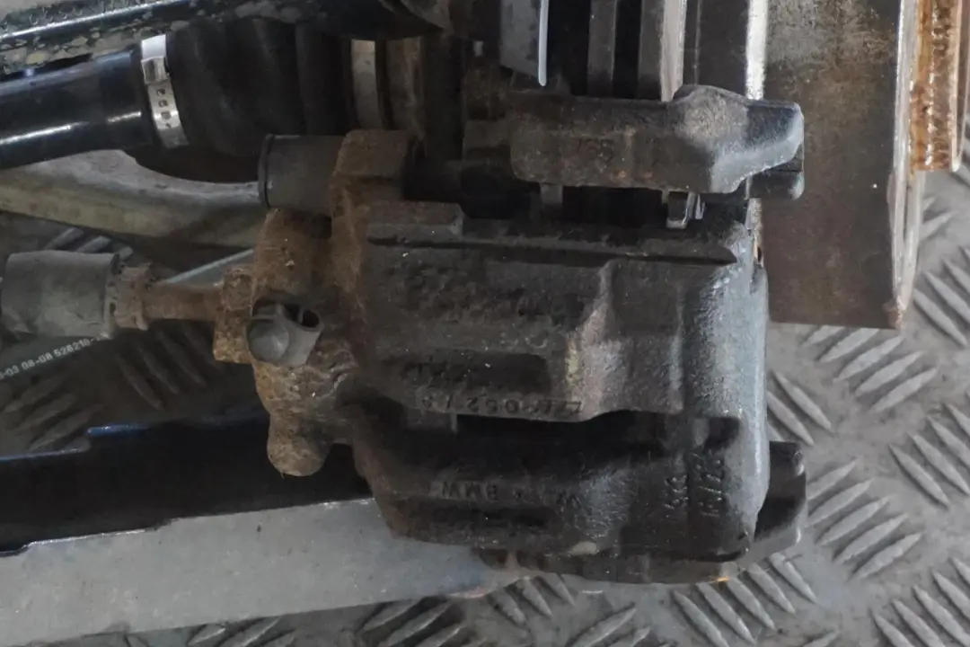 N47 Zwrotnica półoś lewa 177HP do BMW Cabrio E88 120d o numerze 6774809 BMW Cabrio E88 120d N47 Zwrotnica półoś lewa 177HP - SKU 6774809-4 - Numer Części 6774809