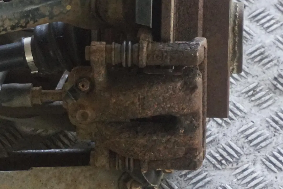 N45 116PS Abtriebswelle Schwenklager Bremssattel Hinten Links für BMW E87 116i mit Teilenummer 6774809 BMW E87 116i N45 116PS Abtriebswelle Schwenklager Bremssattel Hinten Links - SKU 6774809-7 - Teilenummer 6774809