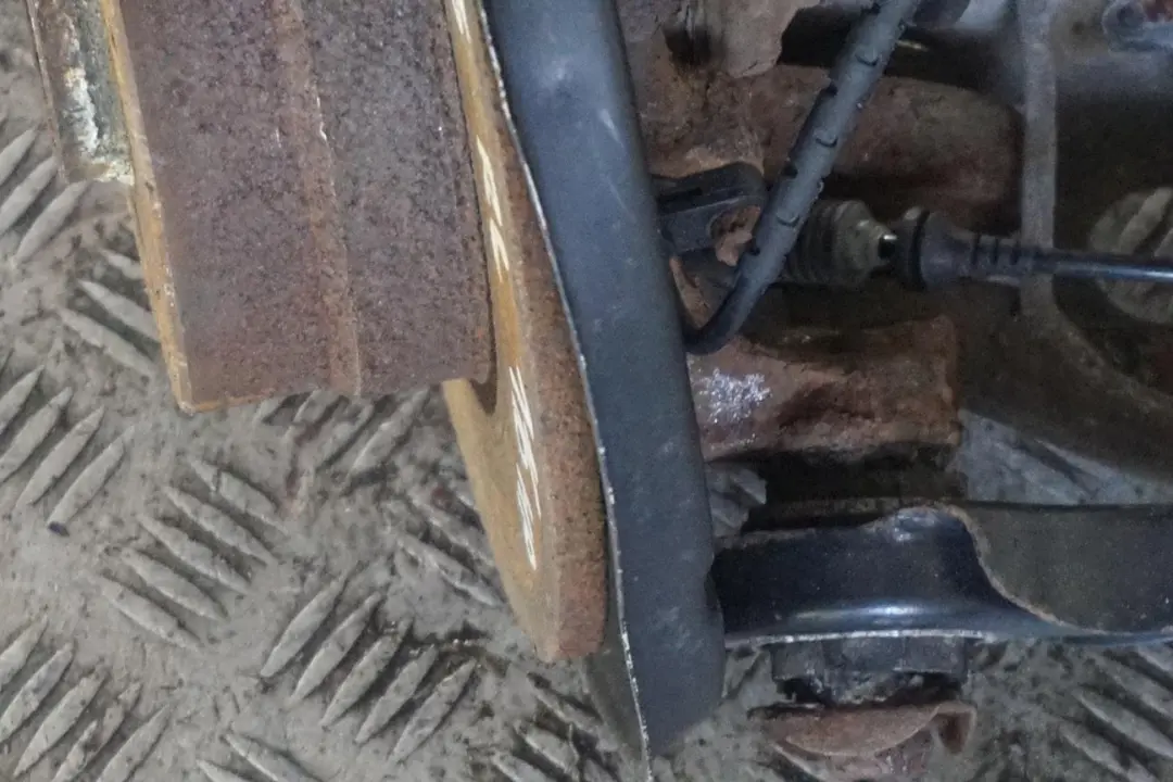 N45 116PS Abtriebswelle Schwenklager Bremssattel Hinten Links für BMW E87 116i mit Teilenummer 6774809 BMW E87 116i N45 116PS Abtriebswelle Schwenklager Bremssattel Hinten Links - SKU 6774809-7 - Teilenummer 6774809