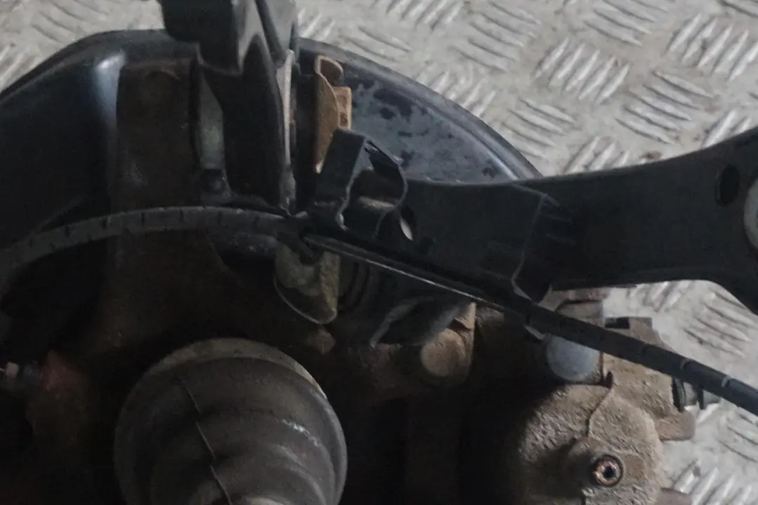 N43 170PS Abtriebswelle Schwenklager Bremssattel Hinten Links für BMW E82 120i mit Teilenummer 6774809 BMW E82 120i N43 170PS Abtriebswelle Schwenklager Bremssattel Hinten Links - SKU 6774809-11 - Teilenummer 6774809