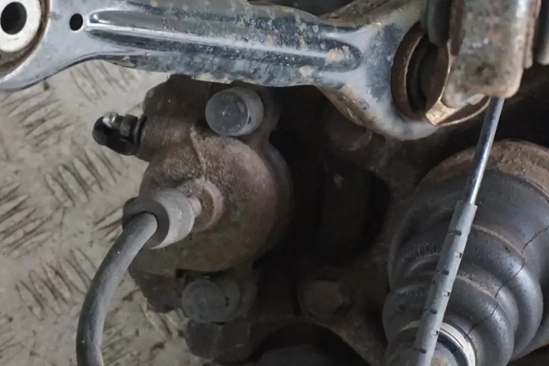BMW E87 120d N47 Zwrotnica Wahacz Noga Prawy Tył - SKU 6774810-11 - Numer Części 6774810