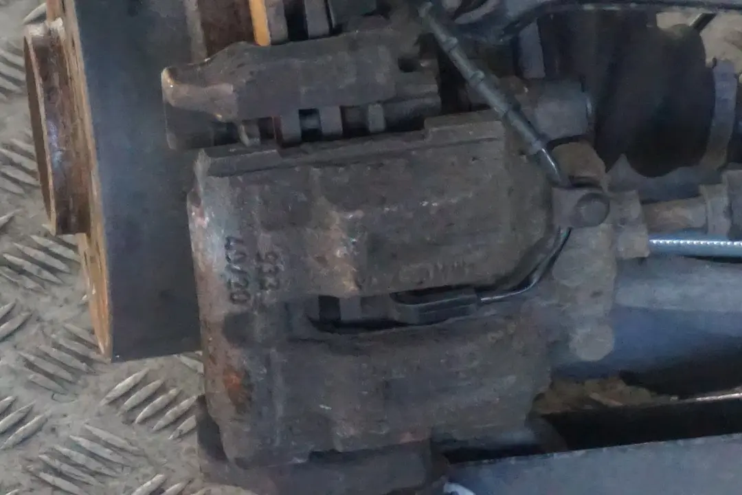 BMW E88 Cabrio 118d N47 Trasero Derecho Suspension Pierna Eje Freno Disco - SKU 6774810-2 - Número de pieza 6774810