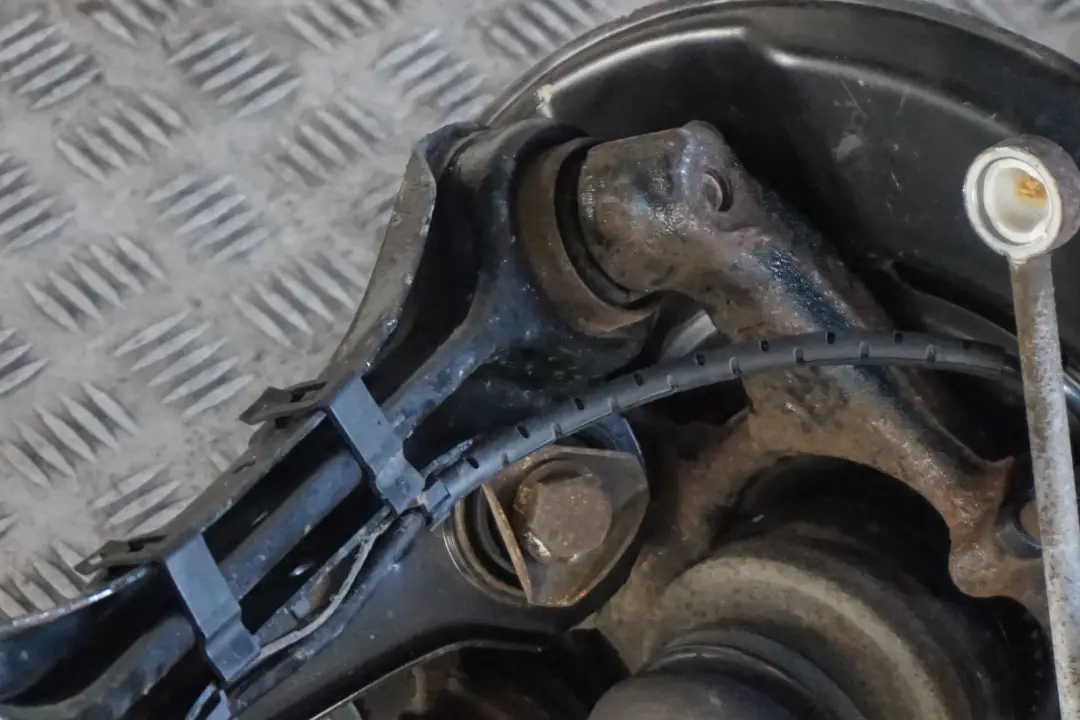 BMW E88 Cabrio 118d N47 Trasero Derecho Suspension Pierna Eje Freno Disco - SKU 6774810-2 - Número de pieza 6774810