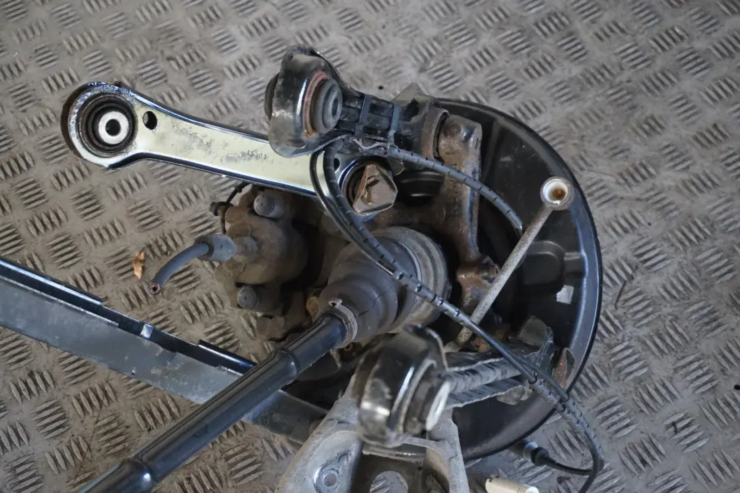 N47 Trasero Derecho Suspension Pierna Eje Freno Disco para BMW E88 Cabrio 118d con número de pieza 6774810 BMW E88 Cabrio 118d N47 Trasero Derecho Suspension Pierna Eje Freno Disco - SKU 6774810-2 - Número de pieza 6774810