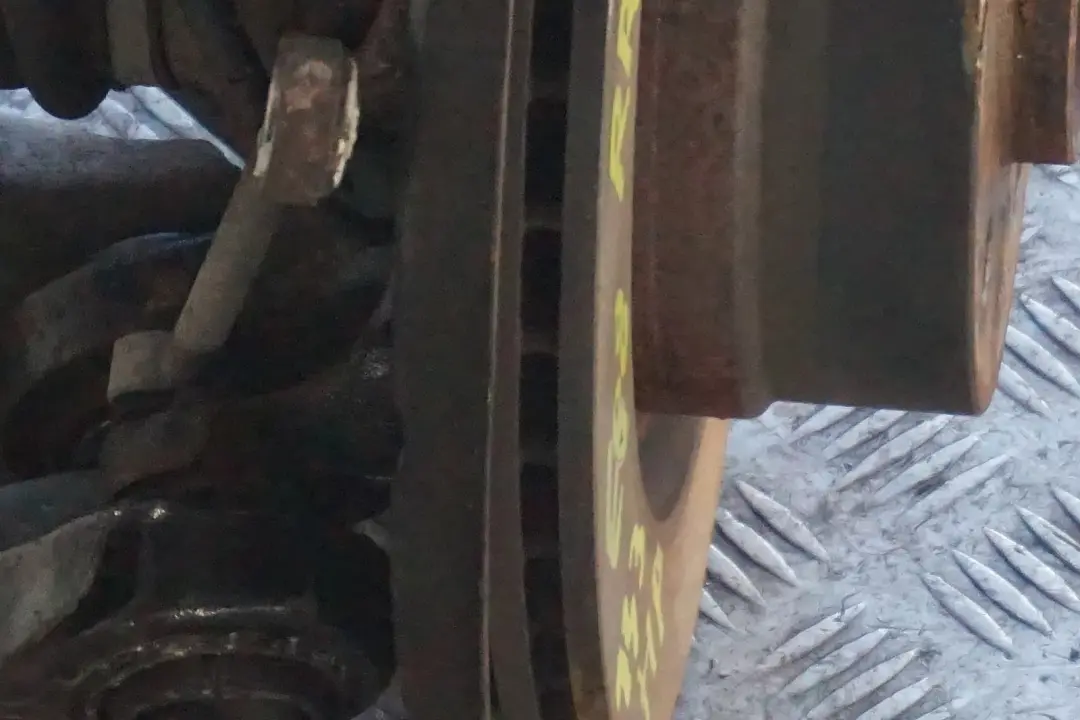 N47 Trasero Derecho Suspension Pierna Eje Freno Disco para BMW E88 Cabrio 118d con número de pieza 6774810 BMW E88 Cabrio 118d N47 Trasero Derecho Suspension Pierna Eje Freno Disco - SKU 6774810-2 - Número de pieza 6774810