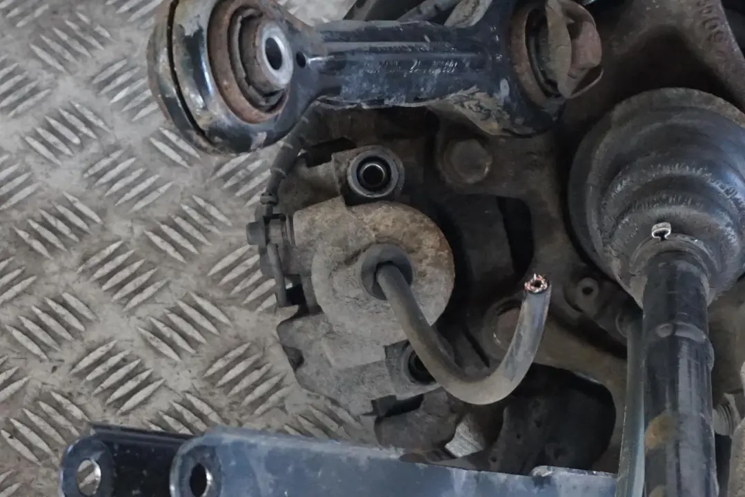 BMW E88 Cabrio 120d N47 Trasero Derecho Suspension Pierna Eje Freno Disco - SKU 6774810-4 - Número de pieza 6774810