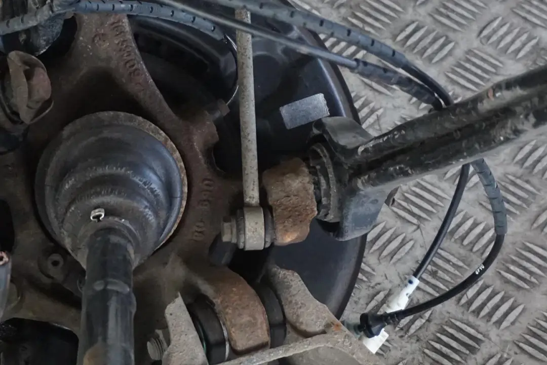 BMW E87 116i N45 Zwrotnica półoś prawa prawy tył - SKU 6774810-4 - Numer Części 6774810