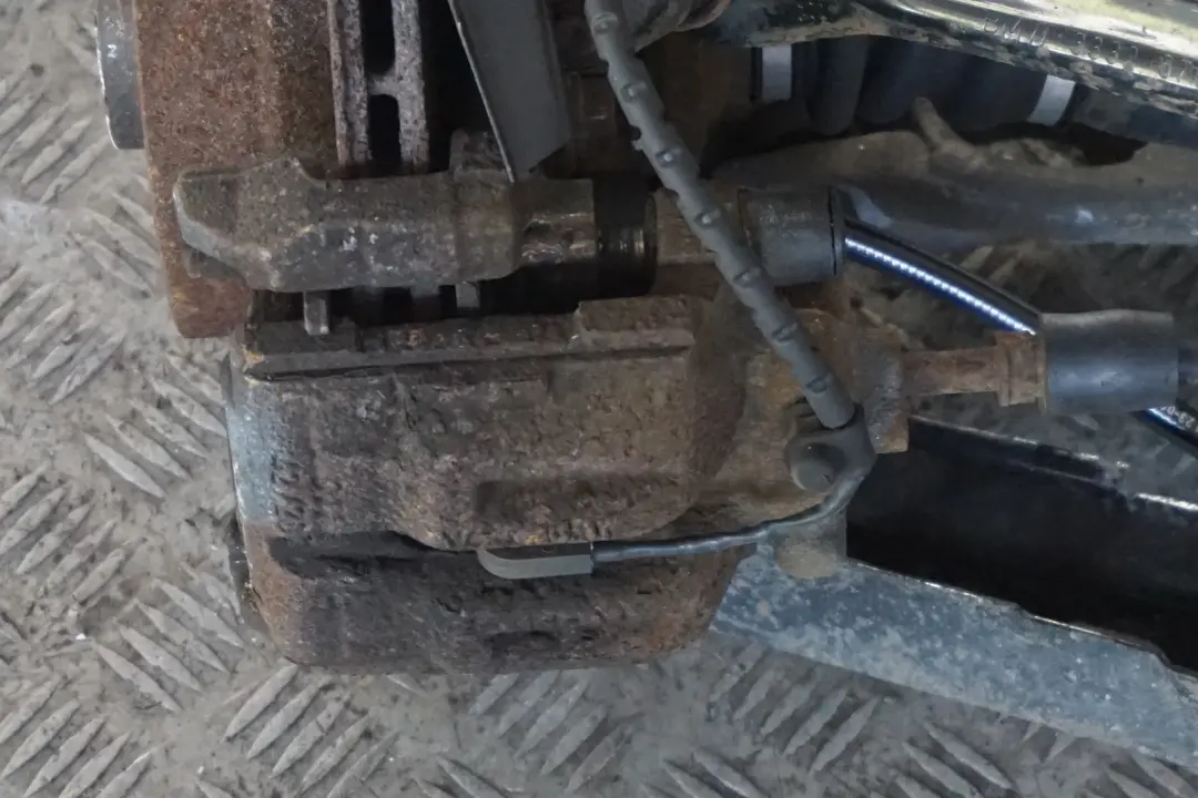 BMW E82 118d 120d N47 Arriere Droit Jambe Force Ressort Frein Suspension Moyeu - SKU 6774810-7 - Numéro de pièce 6774810