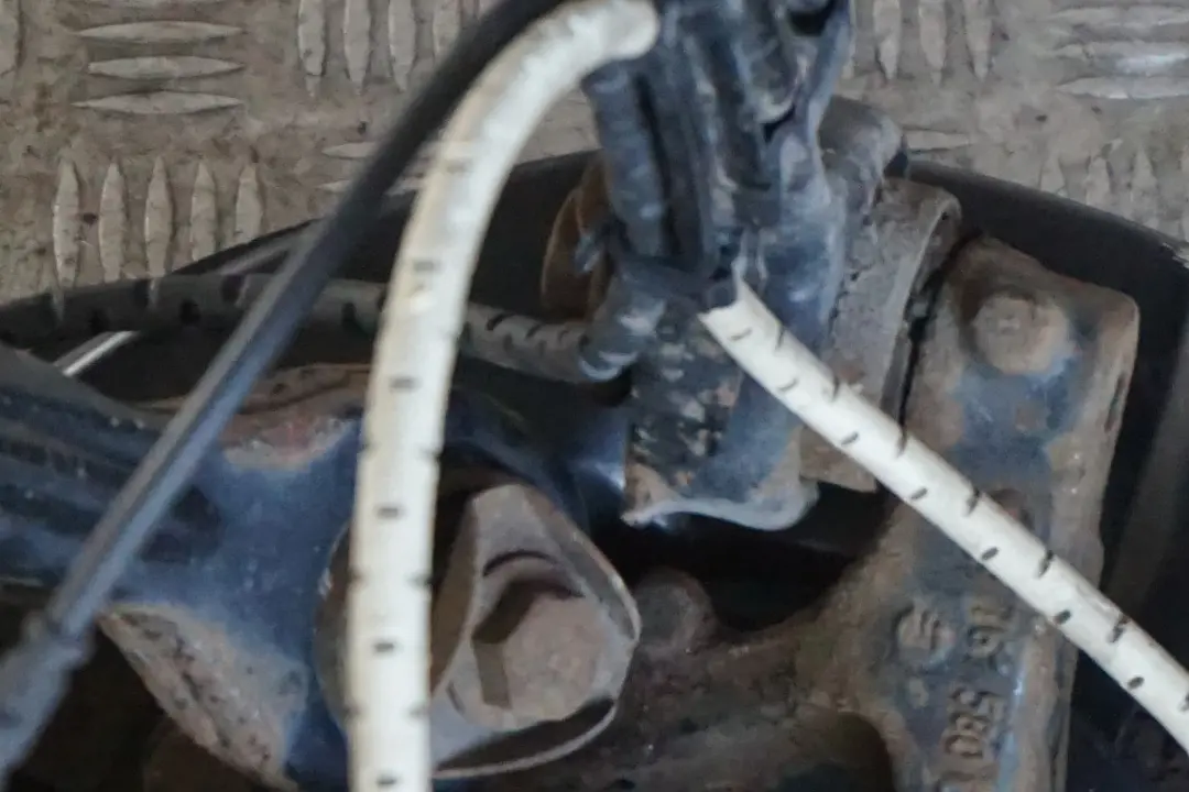 N53 Rear Right O/S Spring Strut Leg Brake Suspension Hub to BMW 3 Series E90 325i with Part number 6774810 BMW 3 Series E90 325i N53 Rear Right O/S Spring Strut Leg Brake Suspension Hub - SKU 6774810 - Part number 6774810