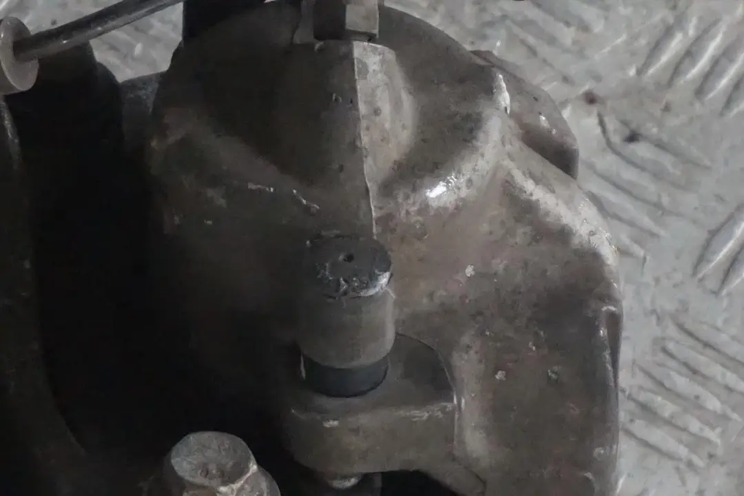 BMW E60 520d M47N2 Delantero Derecho Muelle Puntal Buje Pata Pinza De Freno - SKU 6775056-4 - Número de pieza 6775056
