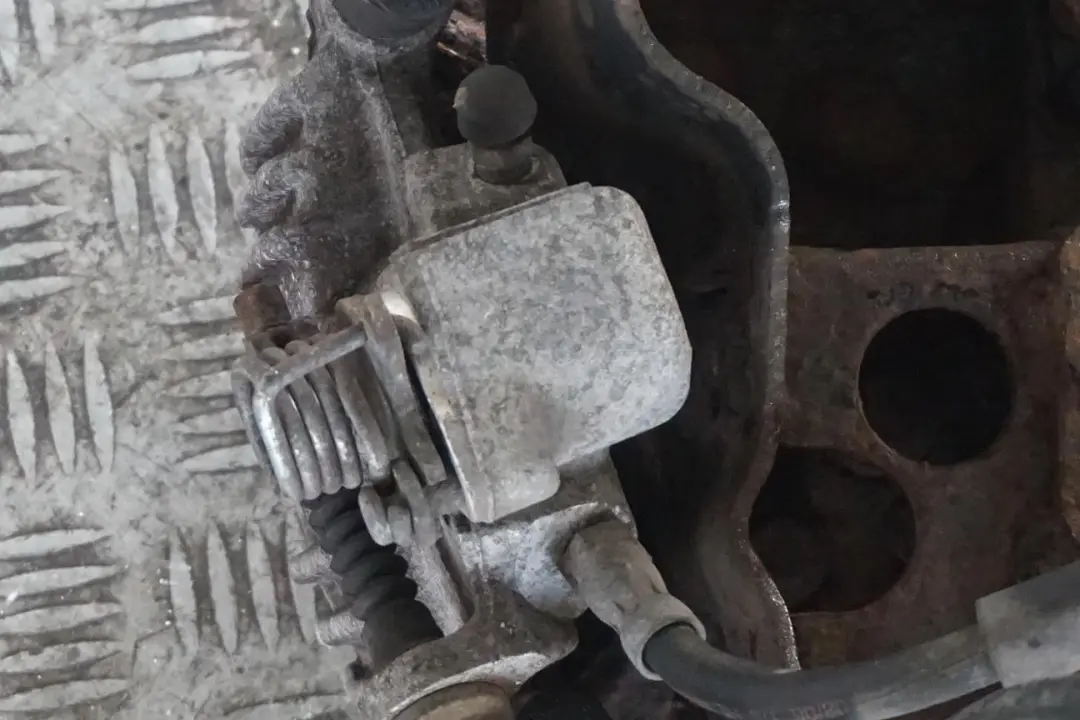 116HP Zwrotnica amortyzator lewy do MINI R52 1.6 o numerze 6781135 MINI R52 1.6 116HP Zwrotnica amortyzator lewy - SKU 6781135-1 - Numer Części 6781135