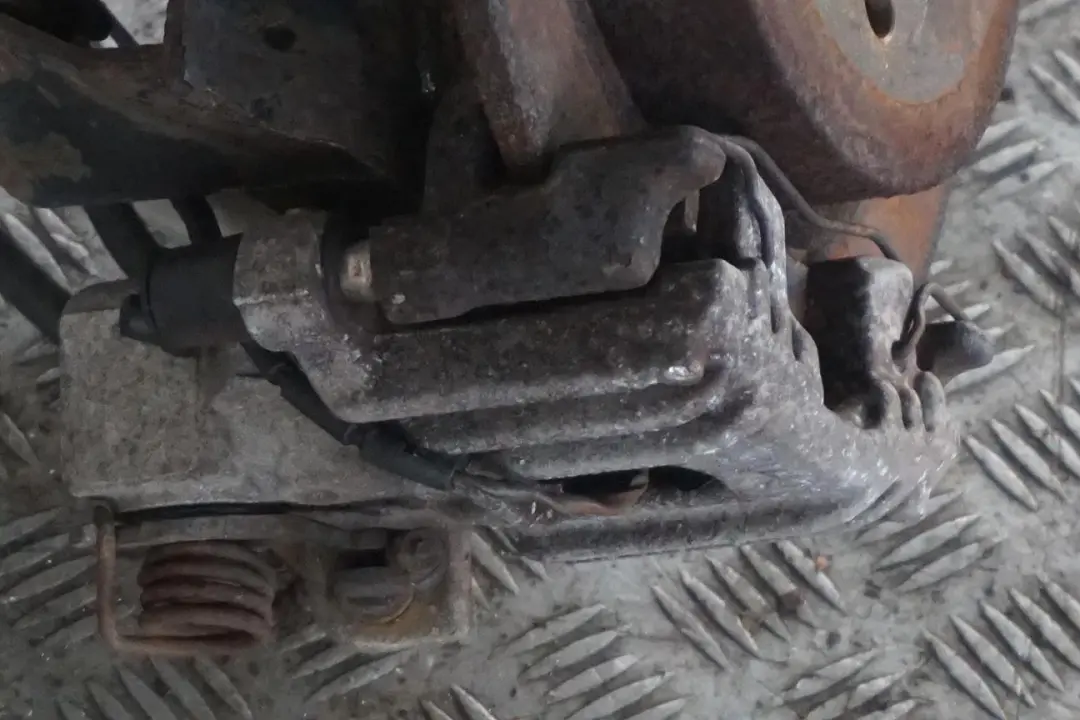 Right O/S Leg Brake Suspension Hub to BMW Mini R52 Cabrio W10 1.6 116 hp Rear with Part number 6781135 BMW Mini R52 Cabrio W10 1.6 116 hp Rear Right O/S Leg Brake Suspension Hub - SKU 6781135-2 - Part number 6781135