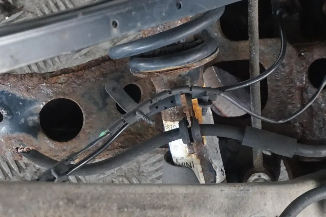 BMW Mini R52 Cabrio W10 1.6 116 hp Rear Right O/S Leg Brake Suspension Hub - SKU 6781135-2 - Part number 6781135