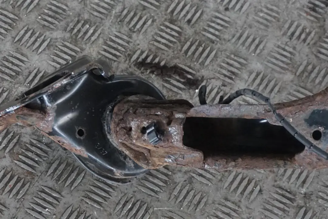 Right O/S Leg Brake Suspension Hub to BMW Mini R52 Cabrio W10 1.6 116 hp Rear with Part number 6781135 BMW Mini R52 Cabrio W10 1.6 116 hp Rear Right O/S Leg Brake Suspension Hub - SKU 6781135-2 - Part number 6781135