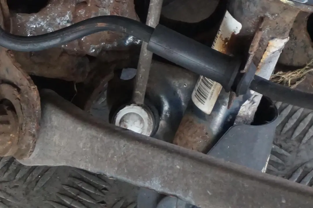 MINI R52 W10 1.6 90HP Zwrotnica amortyzator lewy - SKU 6781135-3 - Numer Części 6781135