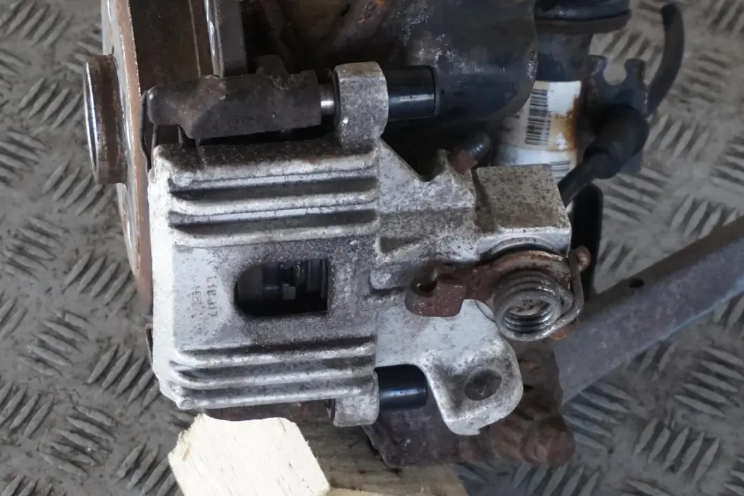 90HP Zwrotnica amortyzator lewy do MINI R52 W10 1.6 o numerze 6781135 MINI R52 W10 1.6 90HP Zwrotnica amortyzator lewy - SKU 6781135-3 - Numer Części 6781135