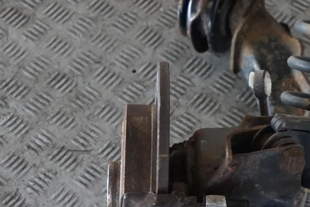 Trasero Izquierdo Pata Freno Suspension Buje para Mini R52 Cabrio One W10 1.6 90 cv con número de pieza 6781135 Mini R52 Cabrio One W10 1.6 90 cv Trasero Izquierdo Pata Freno Suspension Buje - SKU 6781135-3 - Número de pieza 6781135