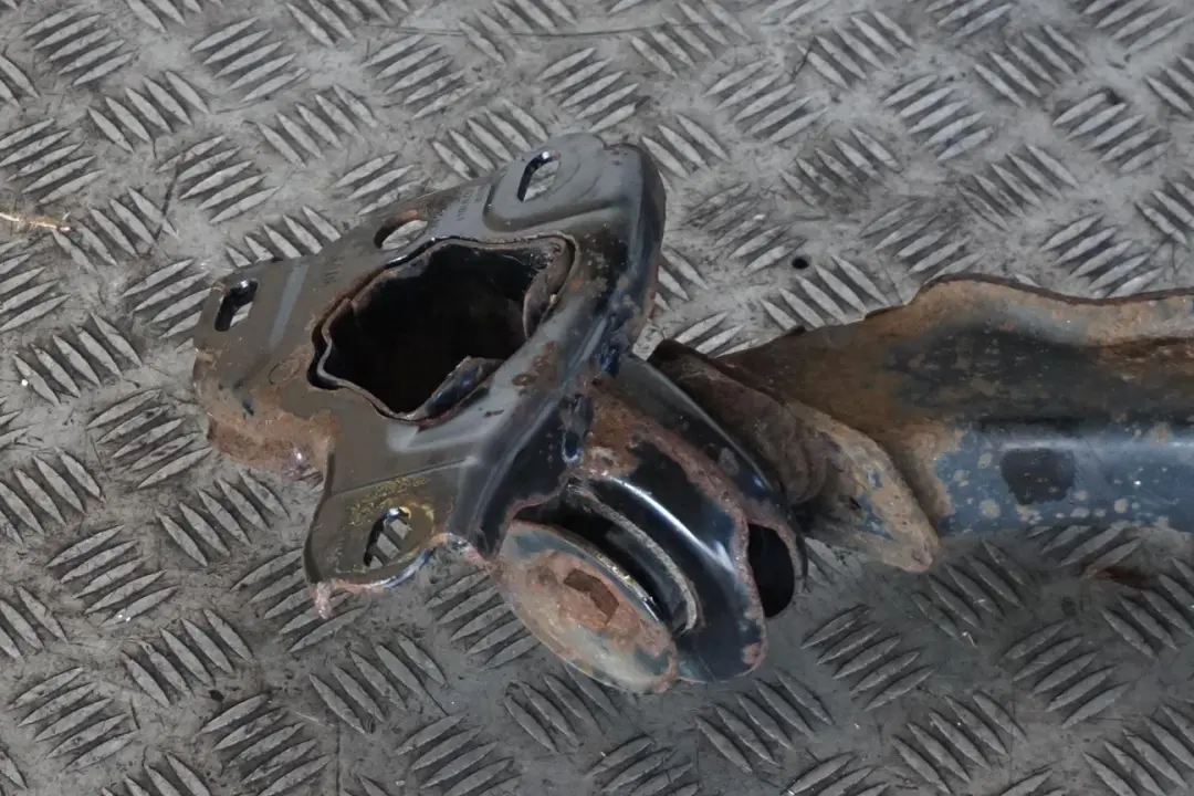 90PS Bras Longitudinal Arriere Gauche pour Mini R52 Cabriolet One W10 1.6 à propos du numéro de pièce 6781135 Mini R52 Cabriolet One W10 1.6 90PS Bras Longitudinal Arriere Gauche - SKU 6781135-3 - Numéro de pièce 6781135