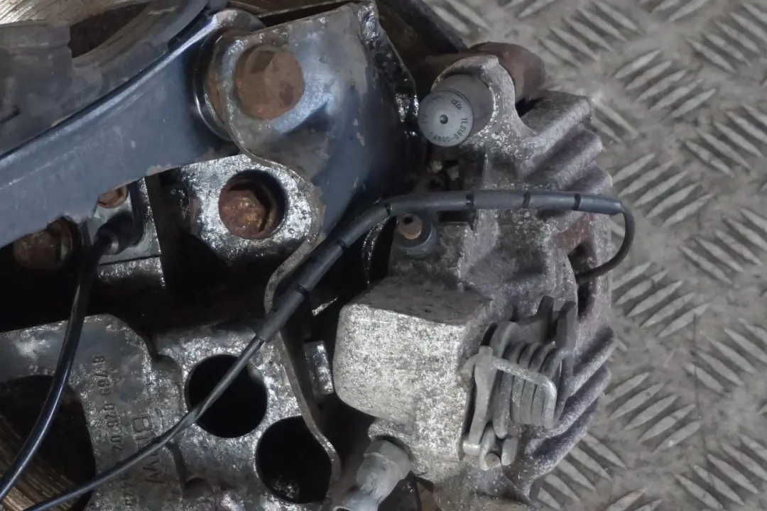 170hp Pierna Trasera Derecha Freno Suspensión Hub para Mini R52 Cabrio Cooper S W11 con número de pieza 6781136 Mini R52 Cabrio Cooper S W11 170hp Pierna Trasera Derecha Freno Suspensión Hub - SKU 6781136-1 - Número de pieza 6781136