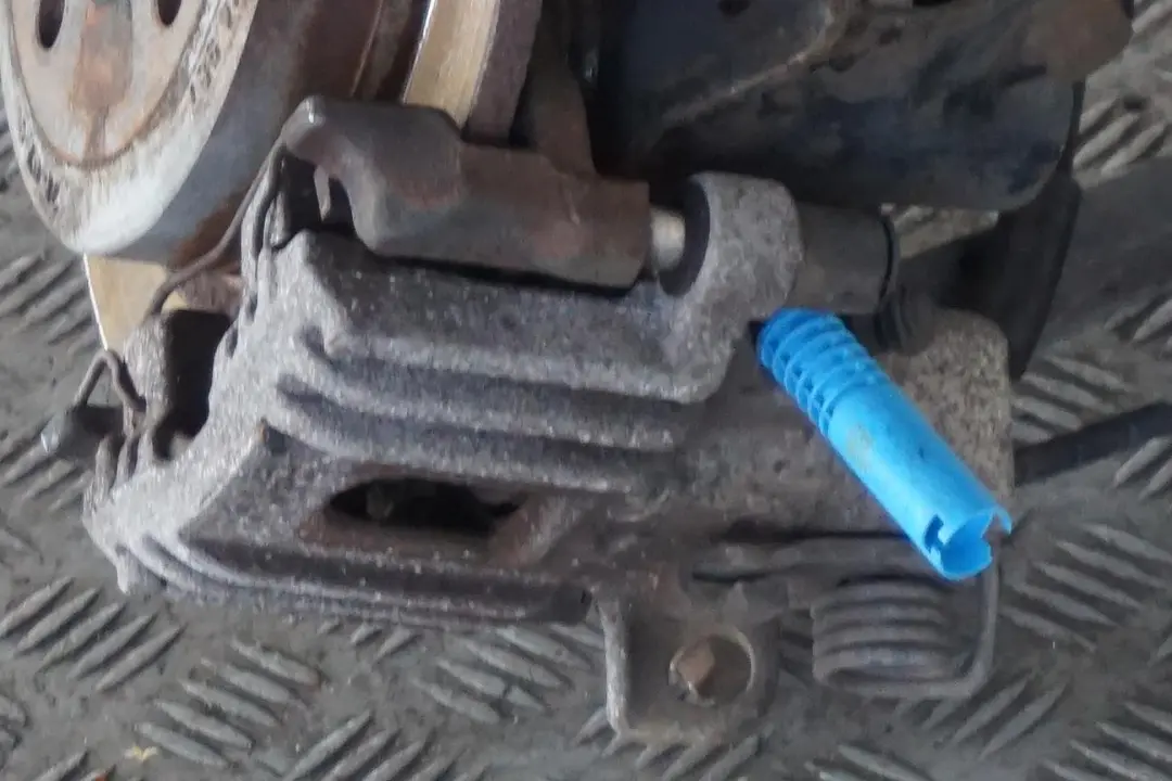 MINI S R52 W11 170HP Zwrotnica amortyzator lewy - SKU 6781136 - Numer Części 6781136