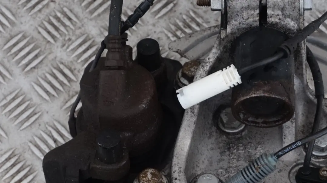 BMW E93 320i N43 Amortyzator Zwrotnica Przednia Lewa Przód Lewy - SKU 6782329-1 - Numer Części 6782329