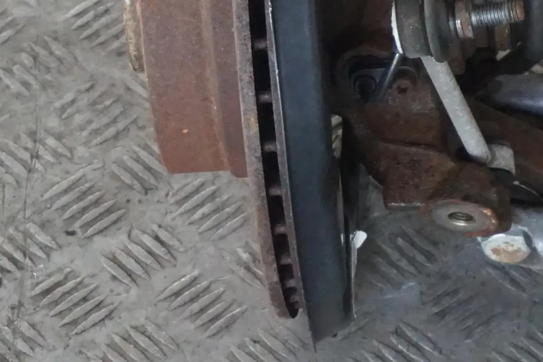 BMW E90 320d N47N Amortyzator zwrotnica lewa - SKU 6783653-3 - Numer Części 6783653