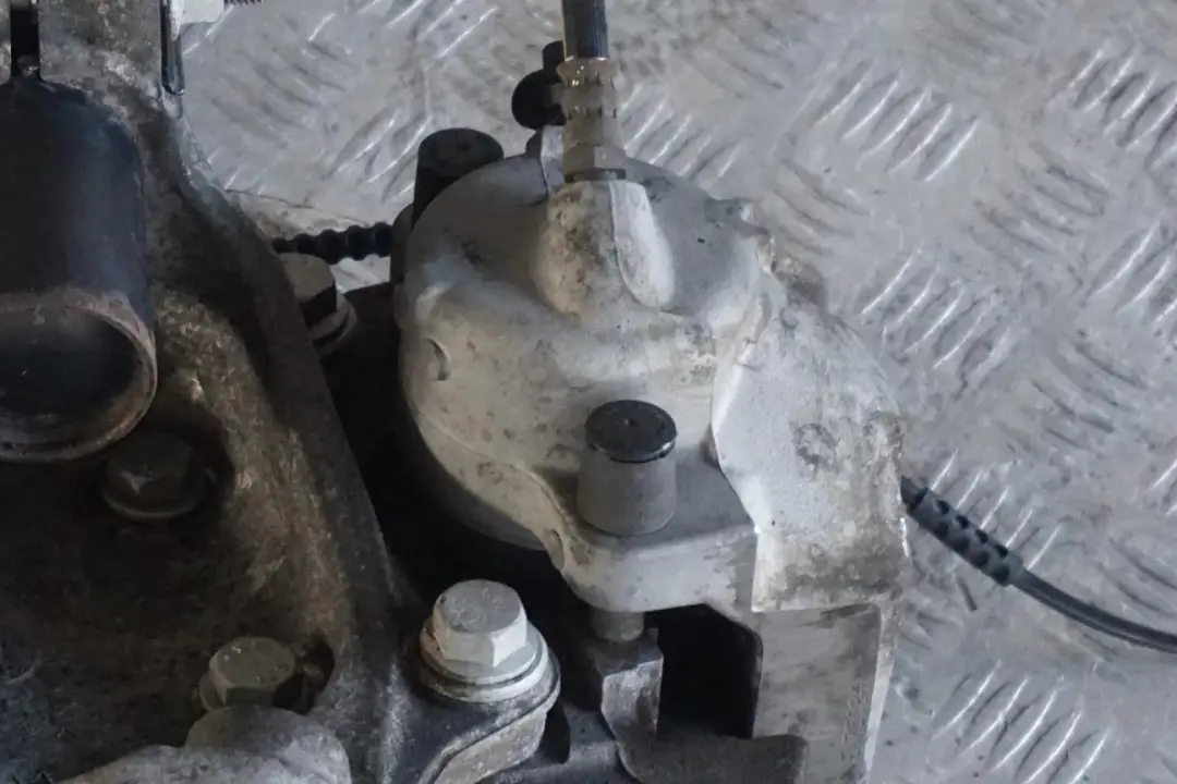 Delantero Derecho Suspensión Pierna Freno Eje Disco para BMW Z4 E89 18i Roadster con número de pieza 6784918 BMW Z4 E89 18i Roadster Delantero Derecho Suspensión Pierna Freno Eje Disco - SKU 6784918-2 - Número de pieza 6784918