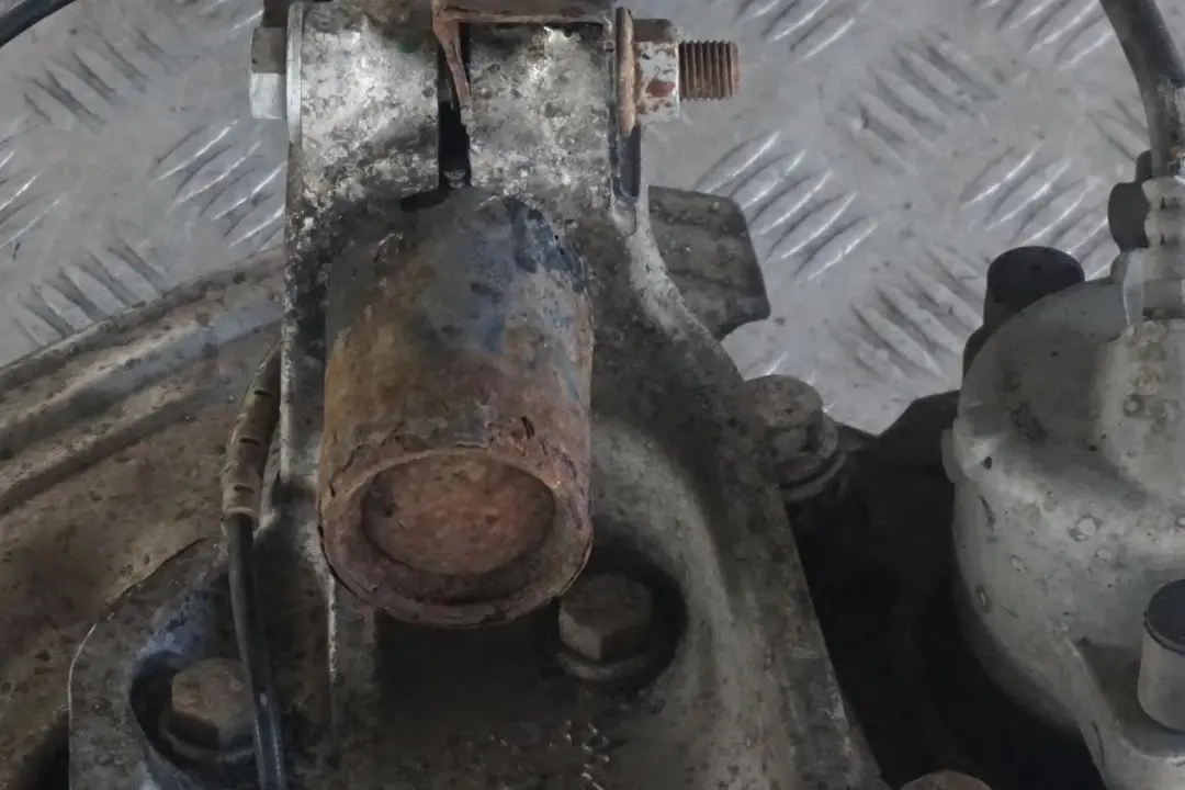 BMW E93 Convertible 325i N53 Suspension Delantera Derecha Pierna Hub - SKU 6785590-2 - Número de pieza 6785590