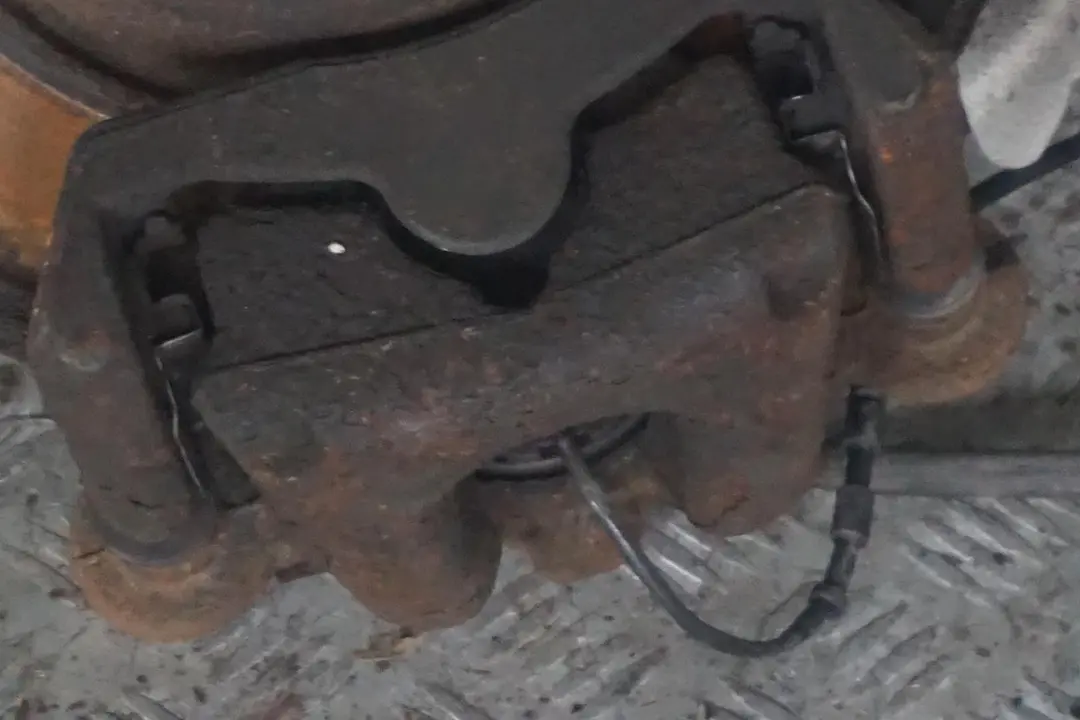 BMW E81 116d N47 Delantero Izquierdo Muelle Strut Freno Suspension Pata Buje - SKU 6786021-7 - Número de pieza 6786021