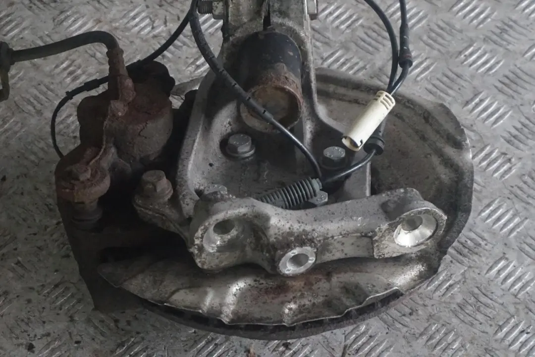 BMW E81 116d N47 Delantero Izquierdo Muelle Strut Freno Suspension Pata Buje - SKU 6786021-7 - Número de pieza 6786021