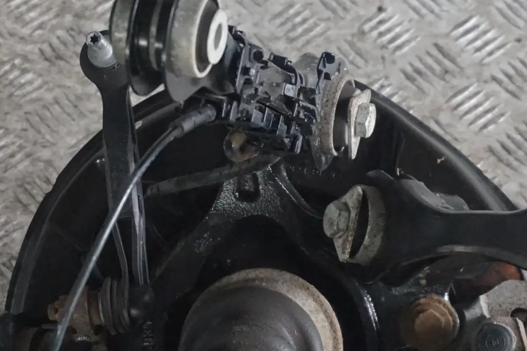 BMW F22 220d N47N Zwrotnica półoś lewa 184HP - SKU 6792515-5 - Numer Części 6792515