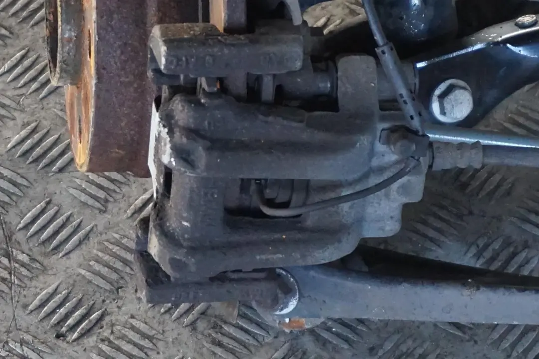 N47N 143PS Federbein Radträger Schwenklager Hinten Rechts für BMW F22 218d mit Teilenummer 6792516 BMW F22 218d N47N 143PS Federbein Radträger Schwenklager Hinten Rechts - SKU 6792516-3 - Teilenummer 6792516