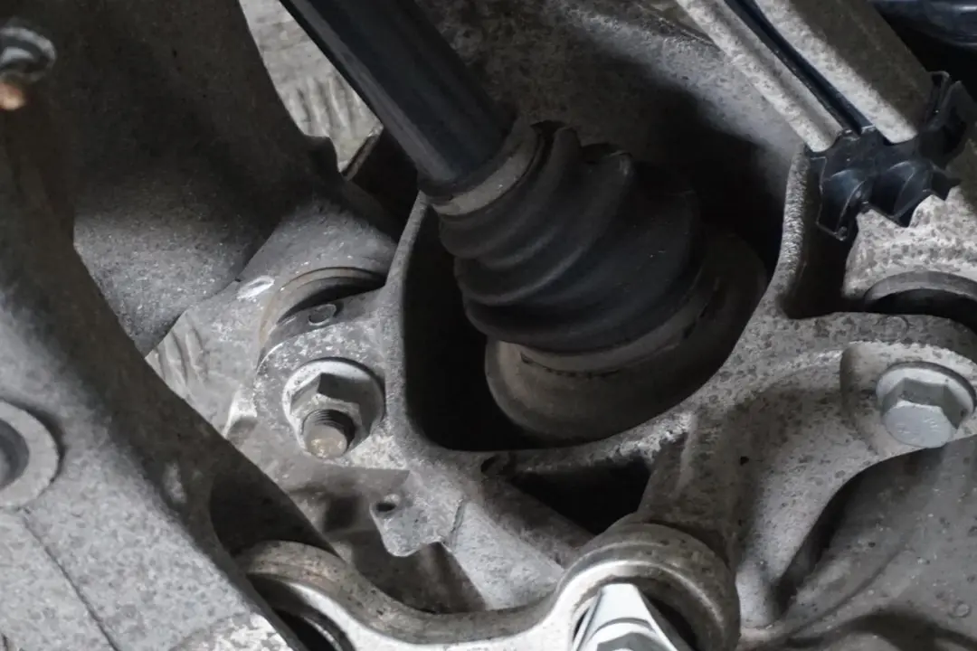 N57N Rear Left N/S Leg Suspension Axle Brake Disc Hub Set to BMW 5 F11 Touring 530d with Part number 6796099 BMW 5 F11 Touring 530d N57N Rear Left N/S Leg Suspension Axle Brake Disc Hub Set - SKU 6796099-1 - Part number 6796099