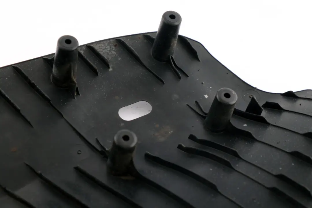 Guardabarros Trasero Tapa Wishbone Izquierda para BMW F20 F21 F30 F31 con número de pieza 6796137 BMW F20 F21 F30 F31 Guardabarros Trasero Tapa Wishbone Izquierda - SKU 6796137 - Número de pieza 6796137