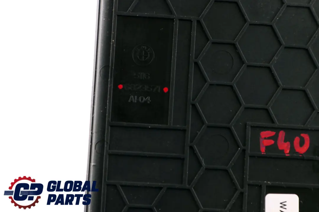 Consola Central Inserto Goma para BMW F40 con número de pieza 6823571 BMW F40 Consola Central Inserto Goma - SKU 6823571 - Número de pieza 6823571