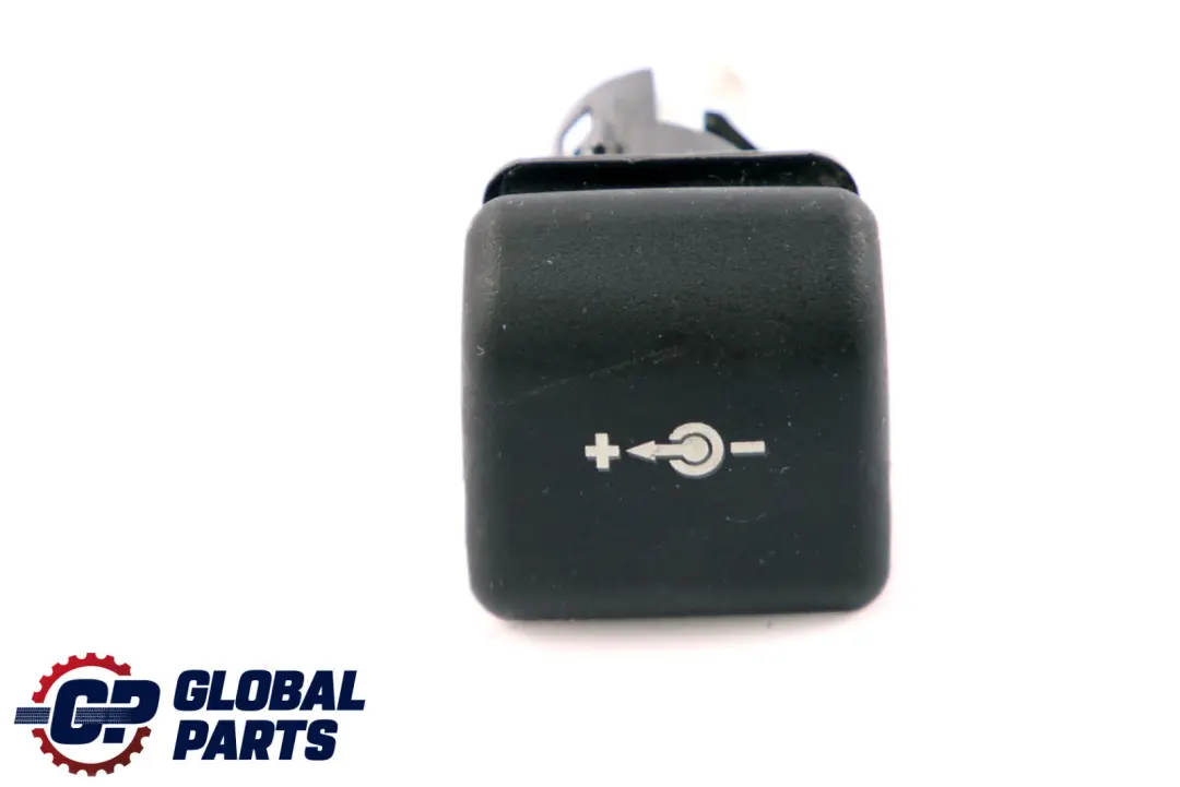 BMW E60 E81 E87 E90 E91 F20 F30 Presa Di Ricarica LCI 7143111 - SKU 6843098 - Numero di parte 6843098
