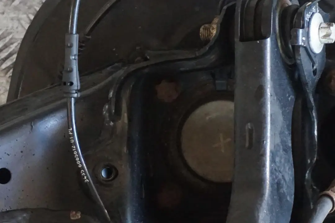 BMW X1 Seria F48 18d B47 Zwrotnica Piasta Tarcza Hamulcowa Tylny Prawy - SKU 6898964-1 - Numer Części 6898964