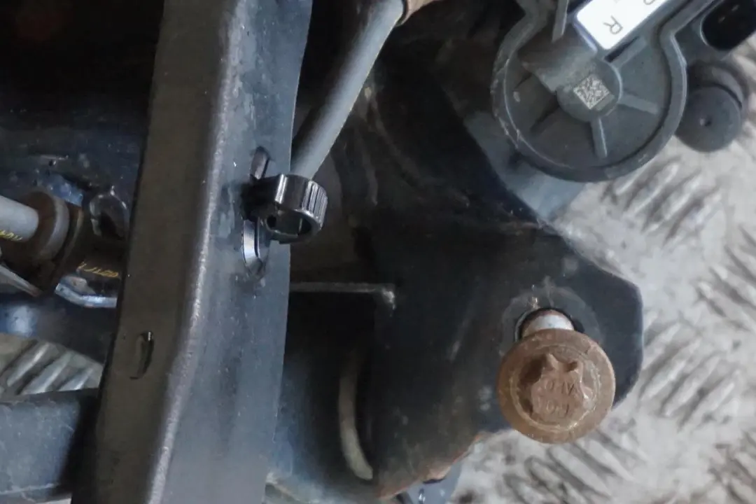 BMW X1 Seria F48 18d B47 Zwrotnica Piasta Tarcza Hamulcowa Tylny Prawy - SKU 6898964-1 - Numer Części 6898964