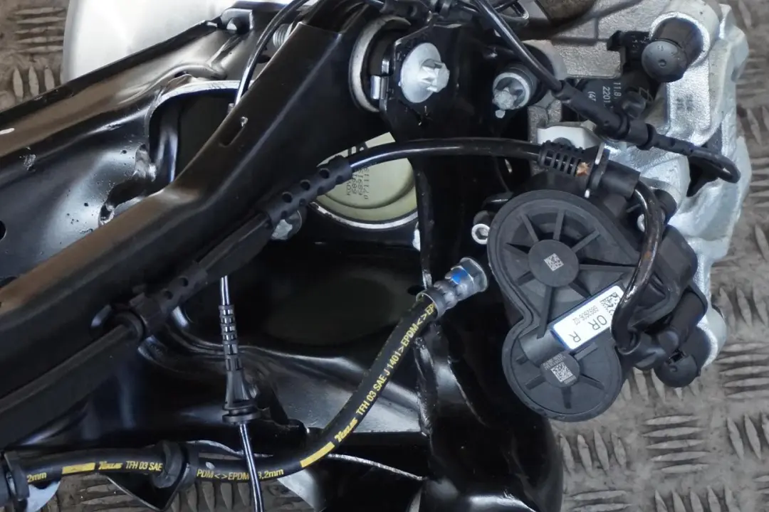 BMW F40 118i B38C Zwrotnica tarcza prawa 140HP - SKU 6898964 - Numer Części 6898964