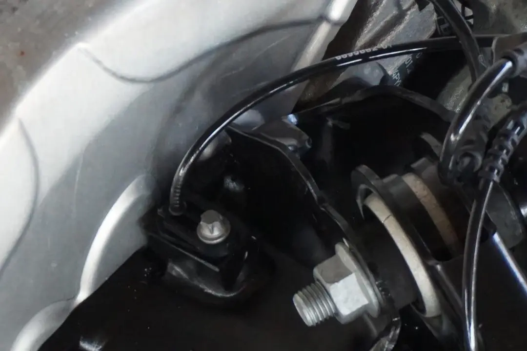 BMW F40 118i B38C Zwrotnica tarcza prawa 140HP - SKU 6898964 - Numer Części 6898964