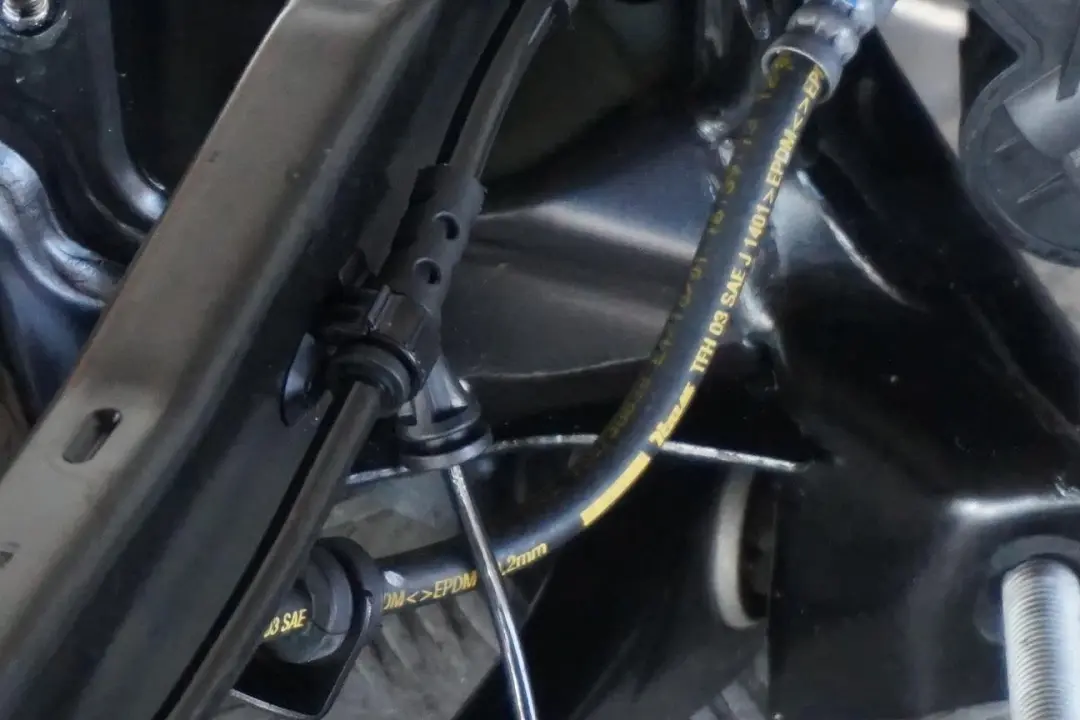 BMW F40 118i B38C Zwrotnica tarcza prawa 140HP - SKU 6898964 - Numer Części 6898964