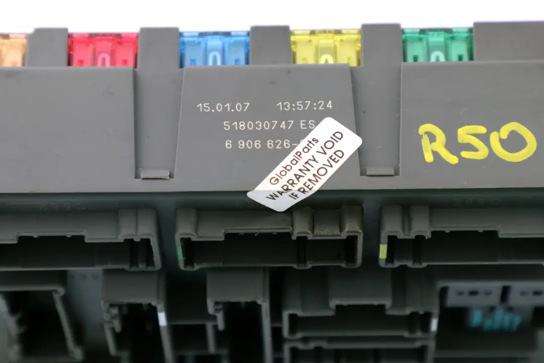 Skrzynka Bezpieczników BSI ModułElektryczny do Mini R50 R52 R53 o numerze 6906626 Mini R50 R52 R53 Skrzynka Bezpieczników BSI ModułElektryczny - SKU 6906626 - Numer Części 6906626