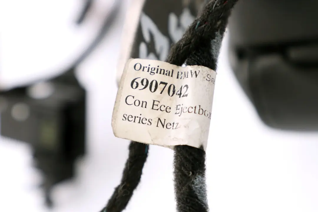 Centre Armrest Motorola V3690 Telephone Leather Black to BMW X5 Series E53 with Part number 6907042 BMW X5 Series E53 Centre Armrest Motorola V3690 Telephone Leather Black - SKU 6907042 - Part number 6907042